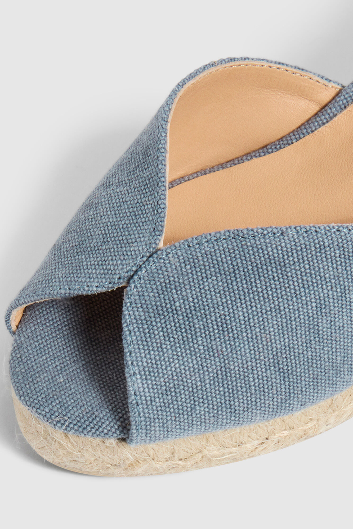 Casta&ntilde;er Sand&aacute;lia Bianca com cunha elaborada em lona