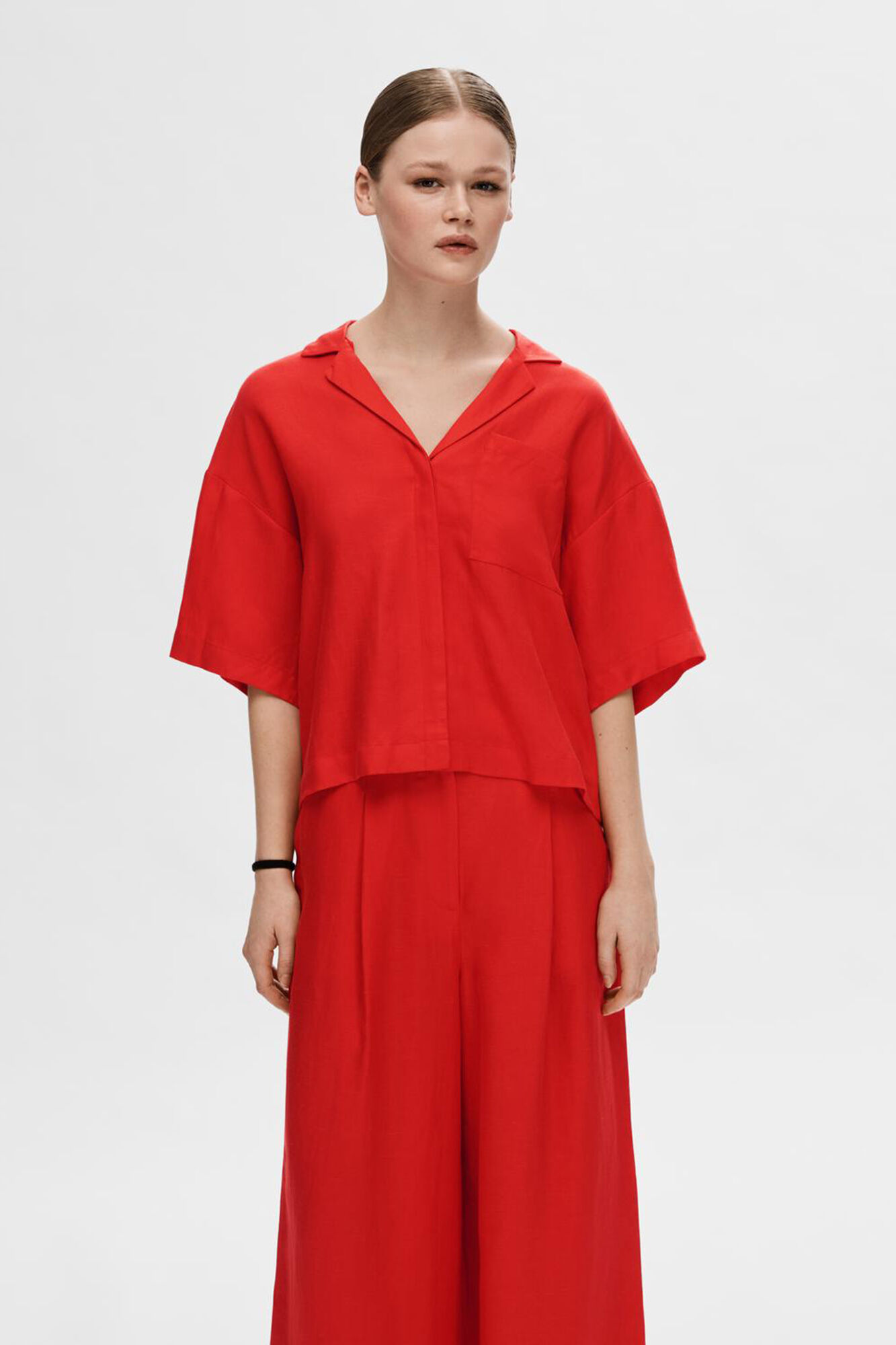 Selected Femme Camisa de lino de manga corta con bolsillo.