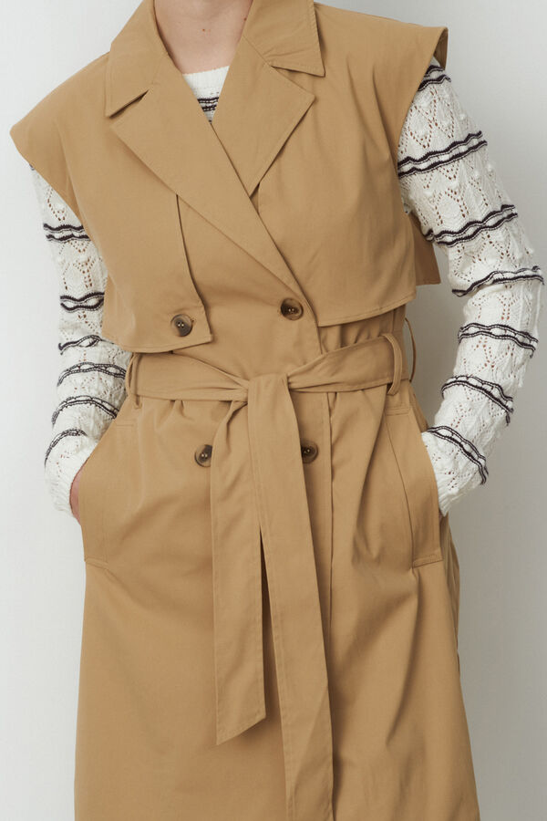 Vila Gabardina sin mangas doble abotonadura Marr&oacute;n