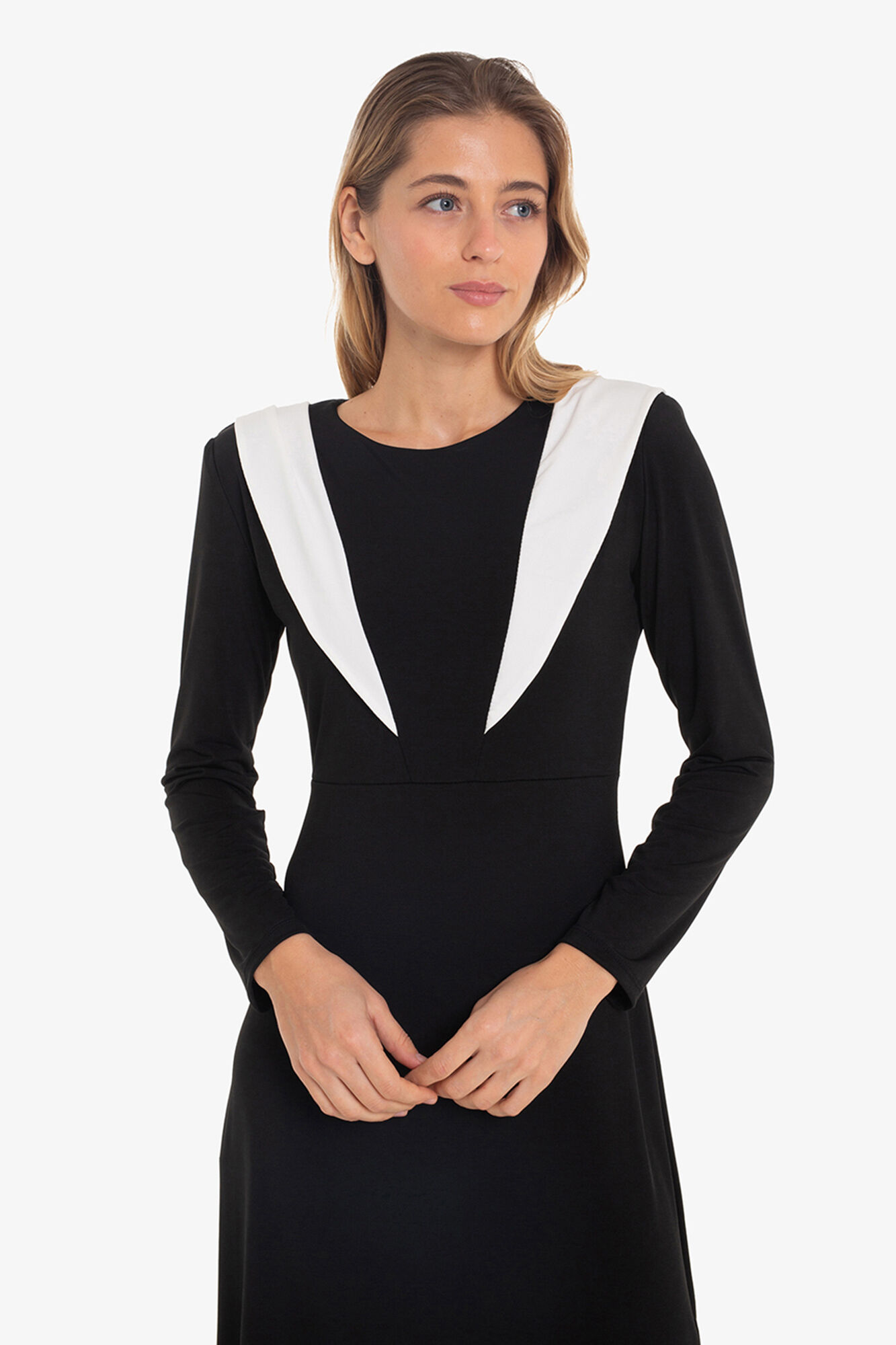 Cupl&eacute; Vestido solapas en hombros