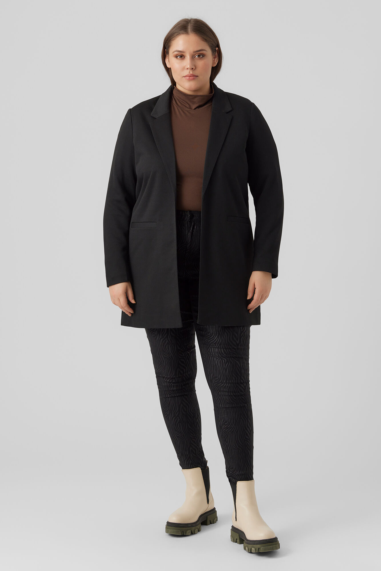 Vero Moda Curve Blazer manga comprida com bolsos plus size