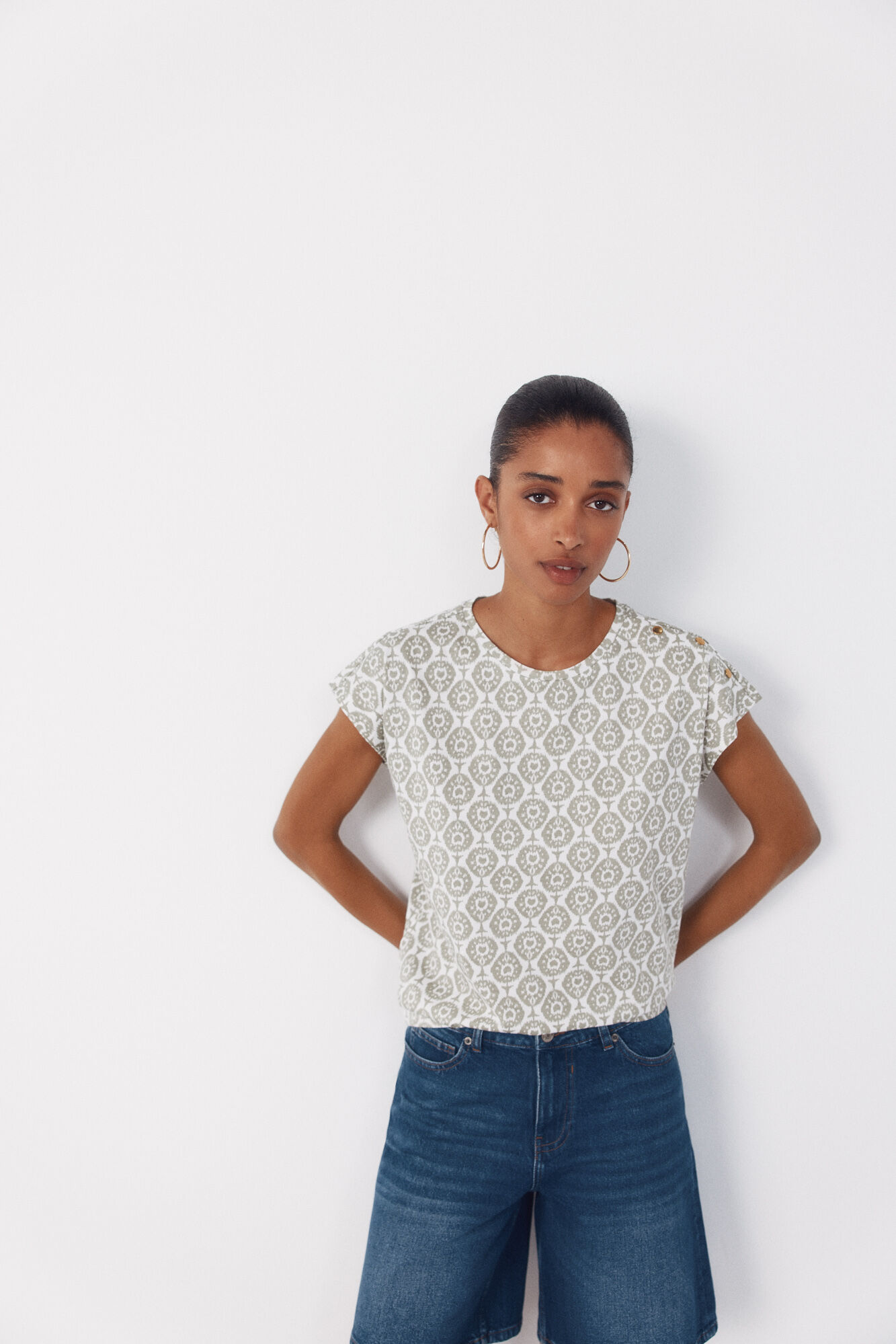 Cortefiel Camiseta b&aacute;sica com bot&otilde;es dourados