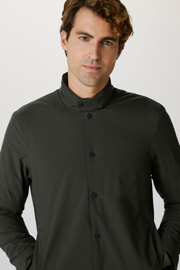 Selected Chaqueta técnica resistente al agua y al viento confeccionada con materiales reciclados. Gris oscuro