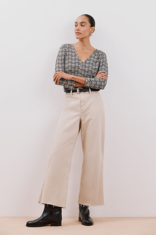 Cortefiel Camiseta fluida com decote em bico Impress&atilde;o