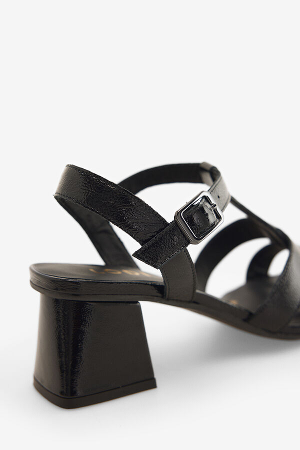 Lodi Sand&aacute;lia em pele efeito verniz Preto