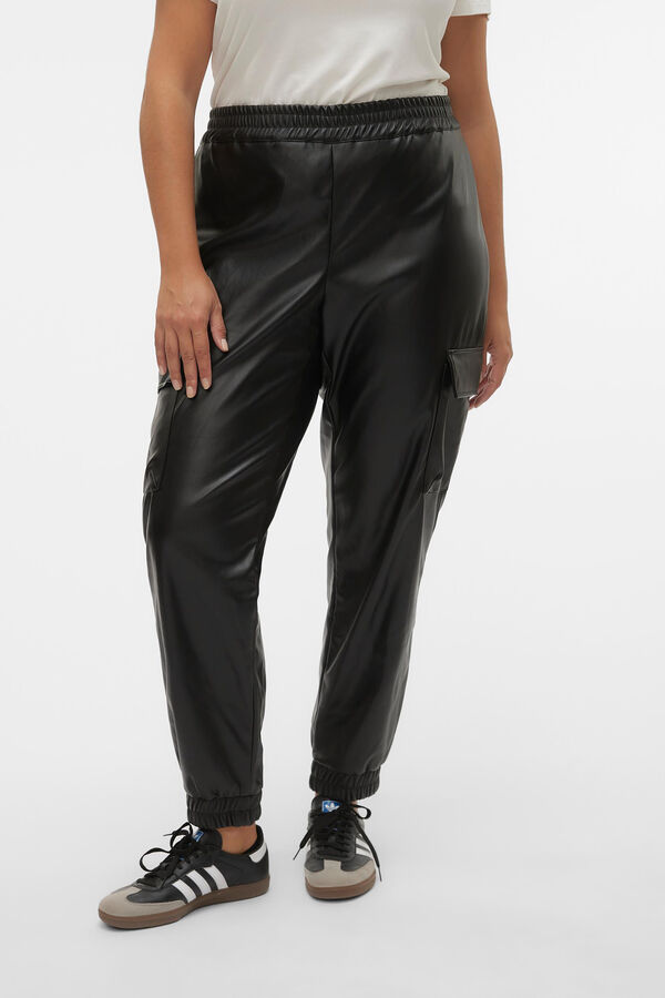 Vero Moda Curve Cal&ccedil;as cargo com efeito pele de tamanho grande Preto