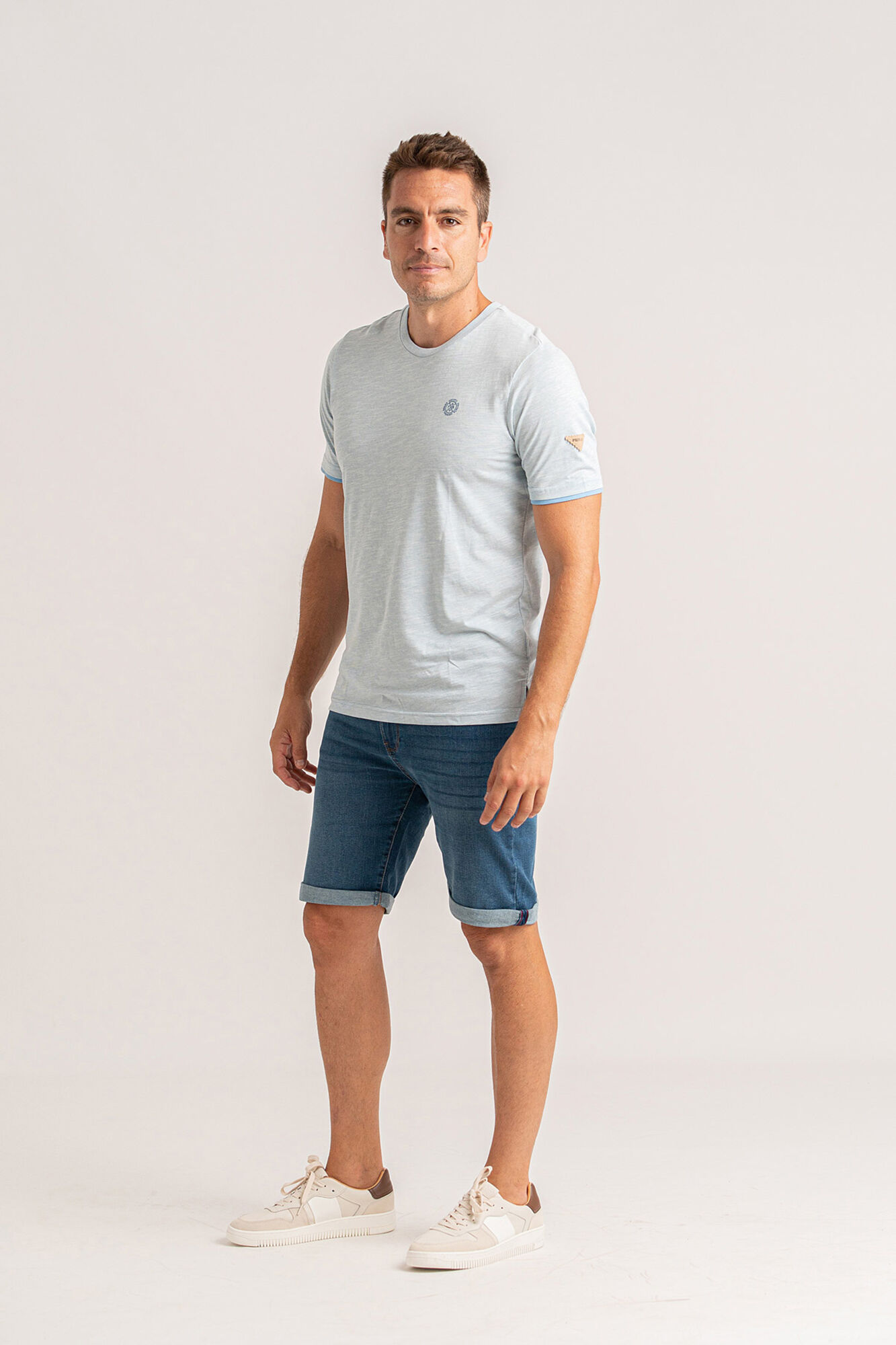 Privata T-shirt b&aacute;sica manga curta