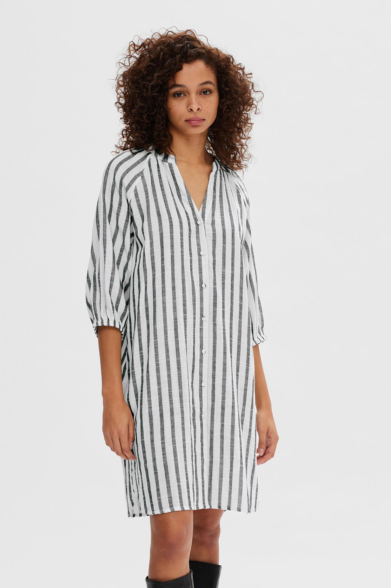 Selected Femme Vestido camiseiro Regular Fit confecionado 100% com algod&atilde;o org&acirc;nico