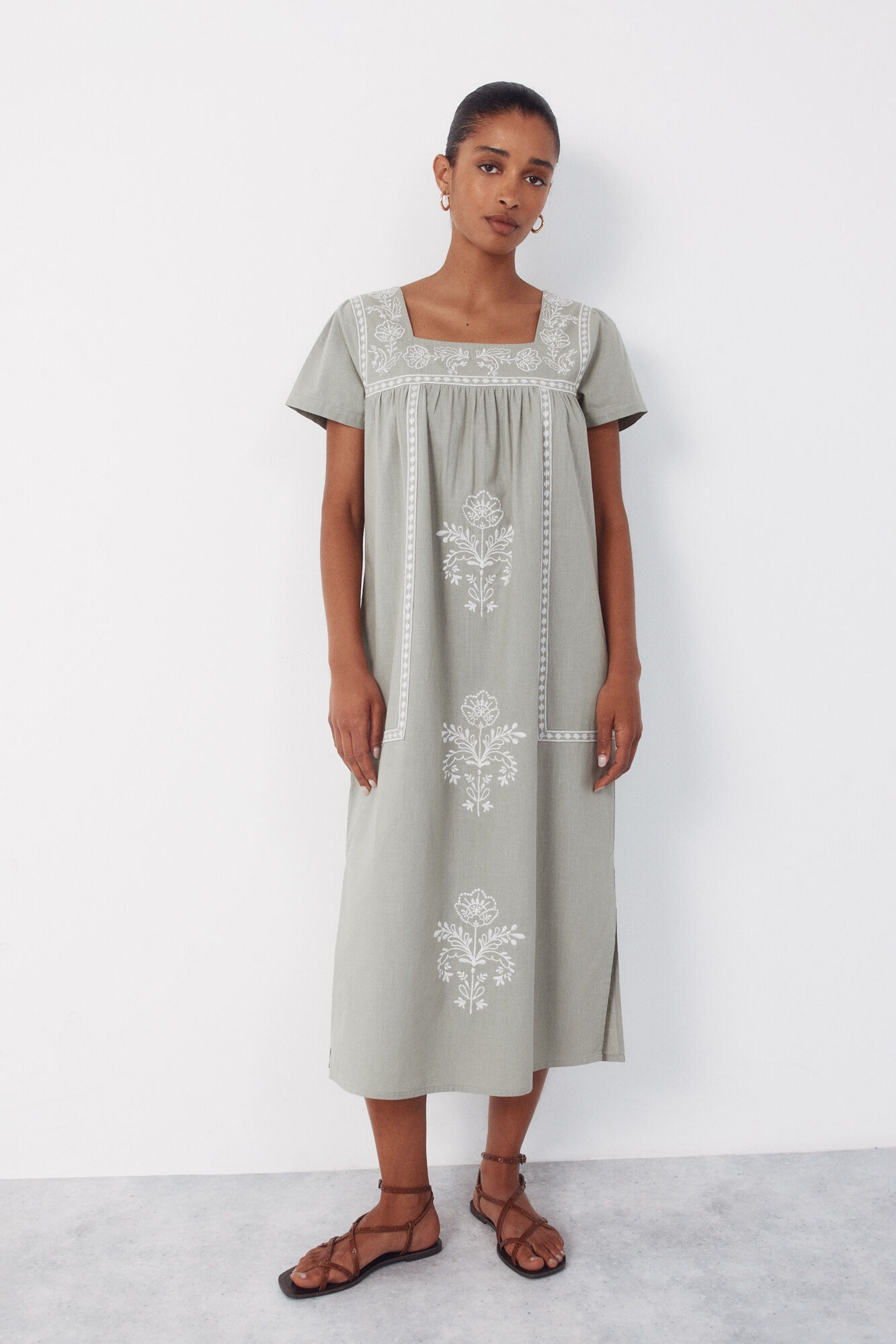 Cortefiel Vestido bordados florais