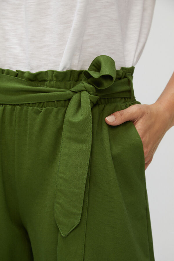 Cortefiel Pantalón corto con cinturón Verde
