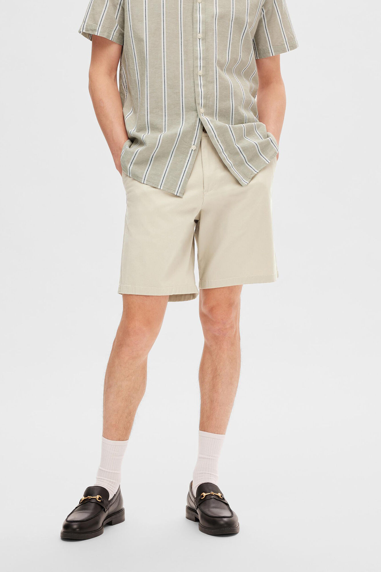 Selected Cal&ccedil;as chino curtas confecionadas com algod&atilde;o org&acirc;nico. 