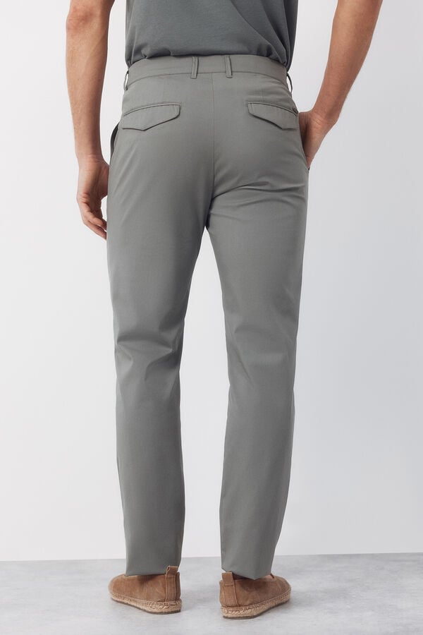 Cortefiel Pantal&oacute;n chino t&eacute;cnico slim ligero Kaki
