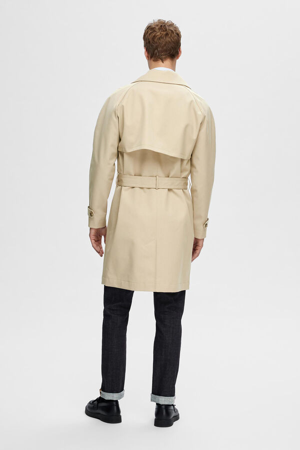 Selected Gabardina cl&aacute;sica con solapas y cintur&oacute;n confeccionada con materiales reciclados Marr&oacute;n