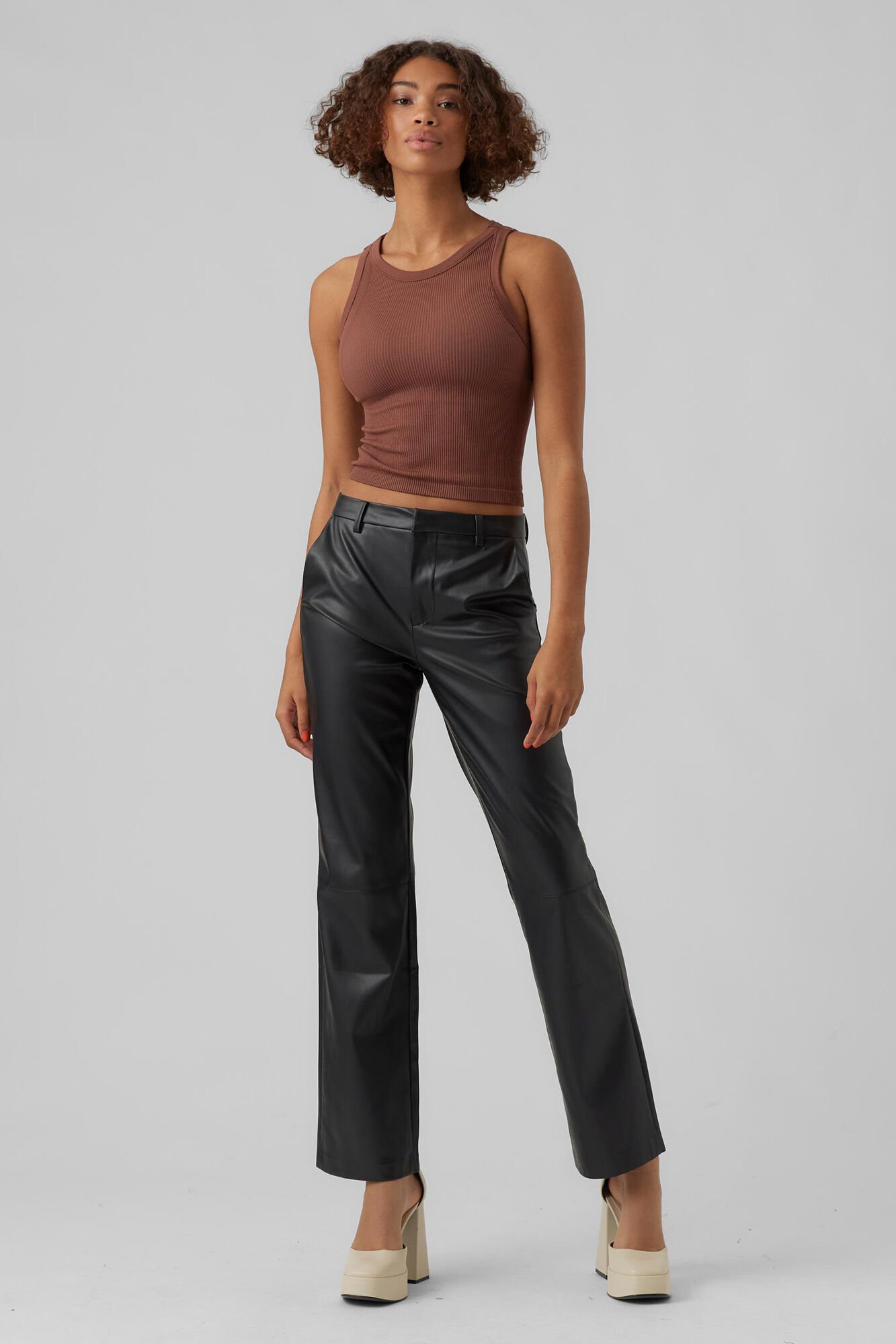 Vero Moda Pantal&oacute;n recto efecto piel