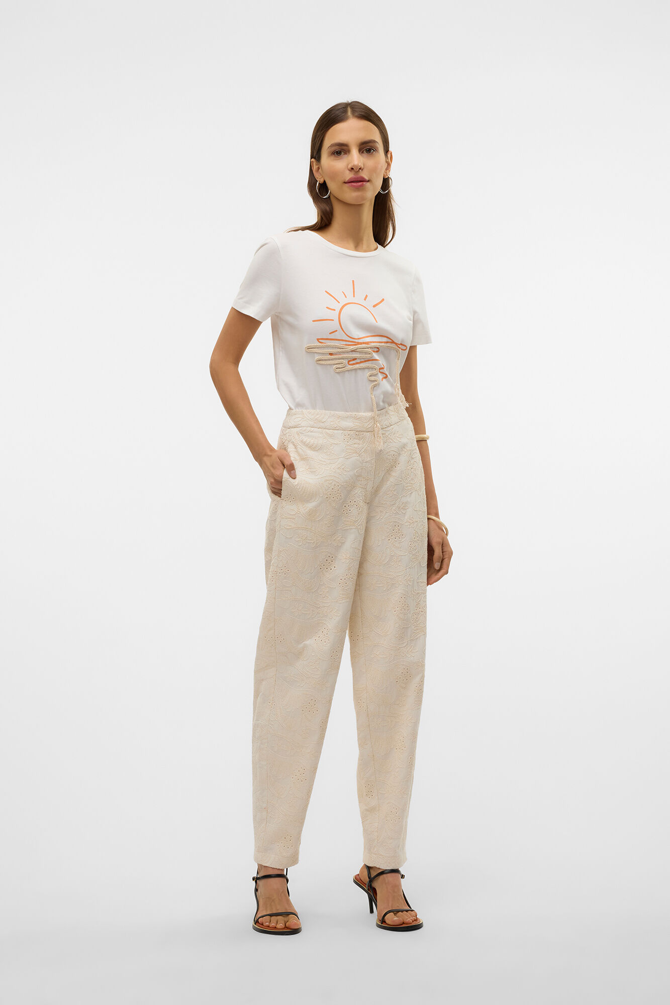 Vero Moda Pantal&oacute;n de tiro alto con bordados