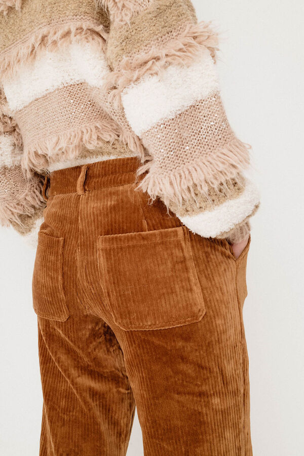 Vila Pantal&oacute;n largo de pana Marr&oacute;n