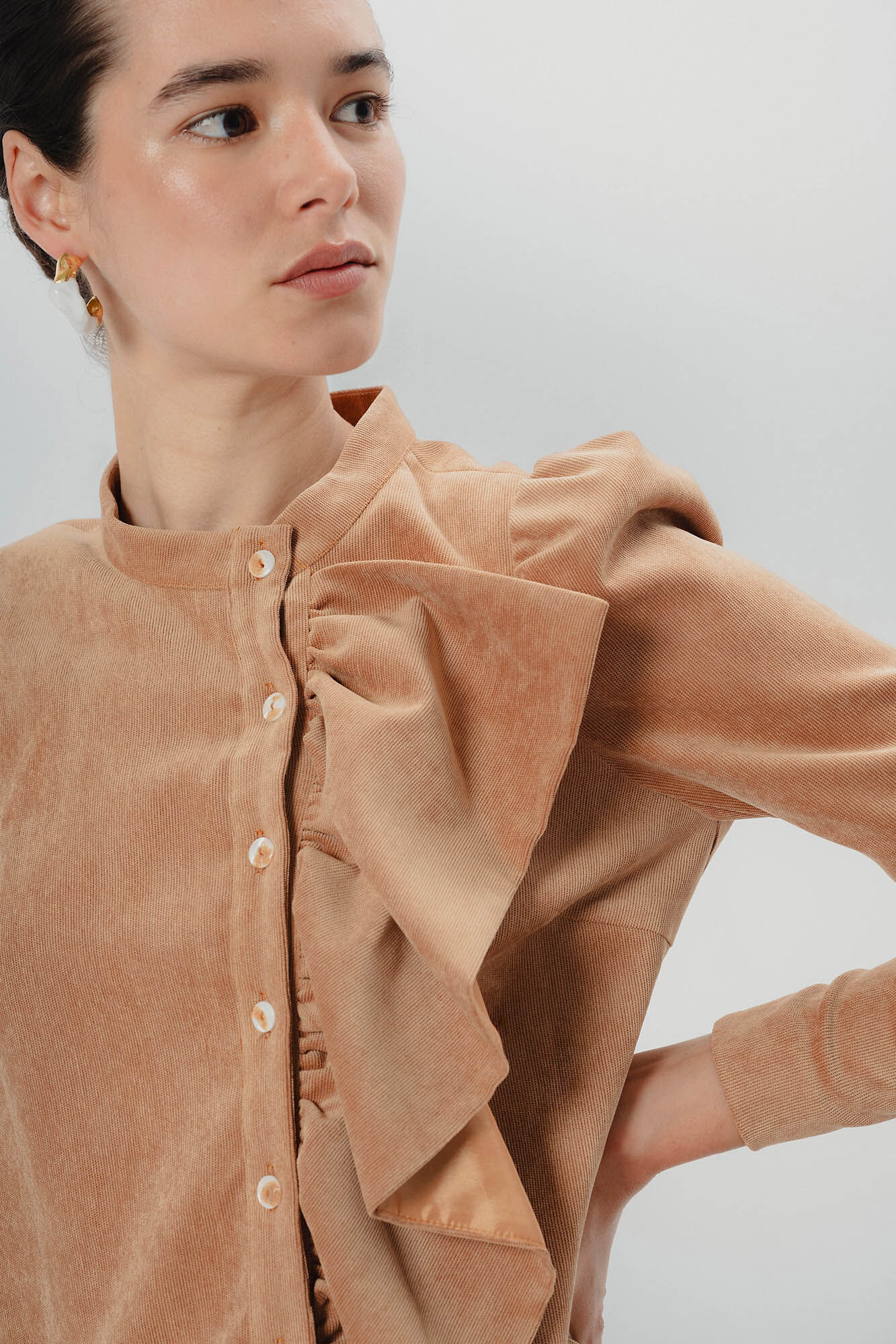 Dolores Promesas Vestido corto con volantes camel