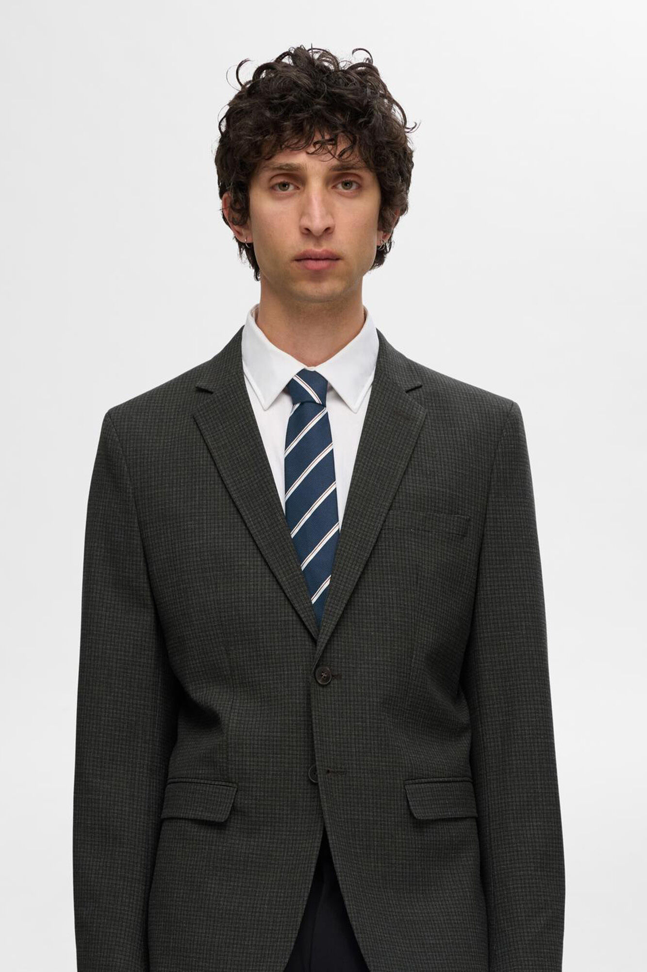 Selected Corbata de rallas confeccionada con materiales reciclados.