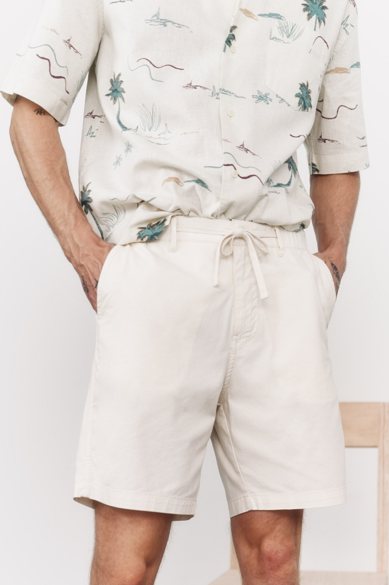 OOTO Bermuda com c&oacute;s el&aacute;stico e cord&atilde;o