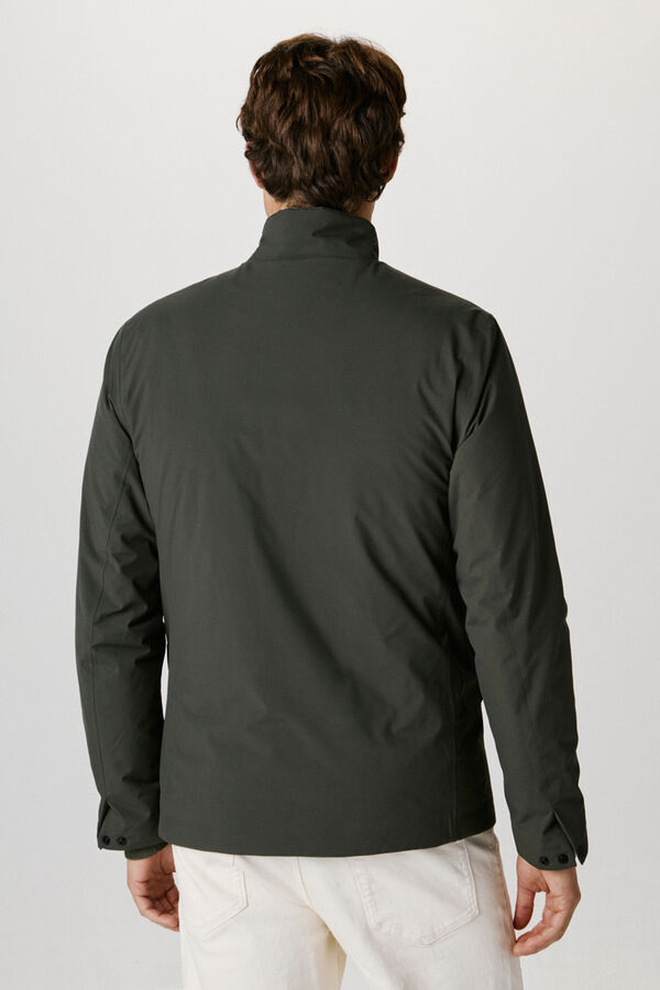 Selected Chaqueta técnica resistente al agua y al viento confeccionada con materiales reciclados. Gris oscuro