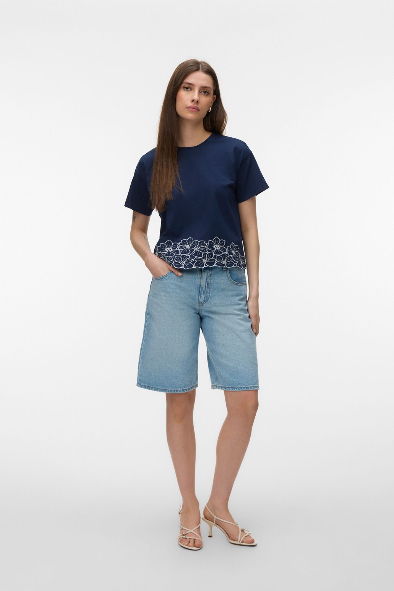 Vero Moda T-shirt b&aacute;sica com detalhe estampado na parte de baixo