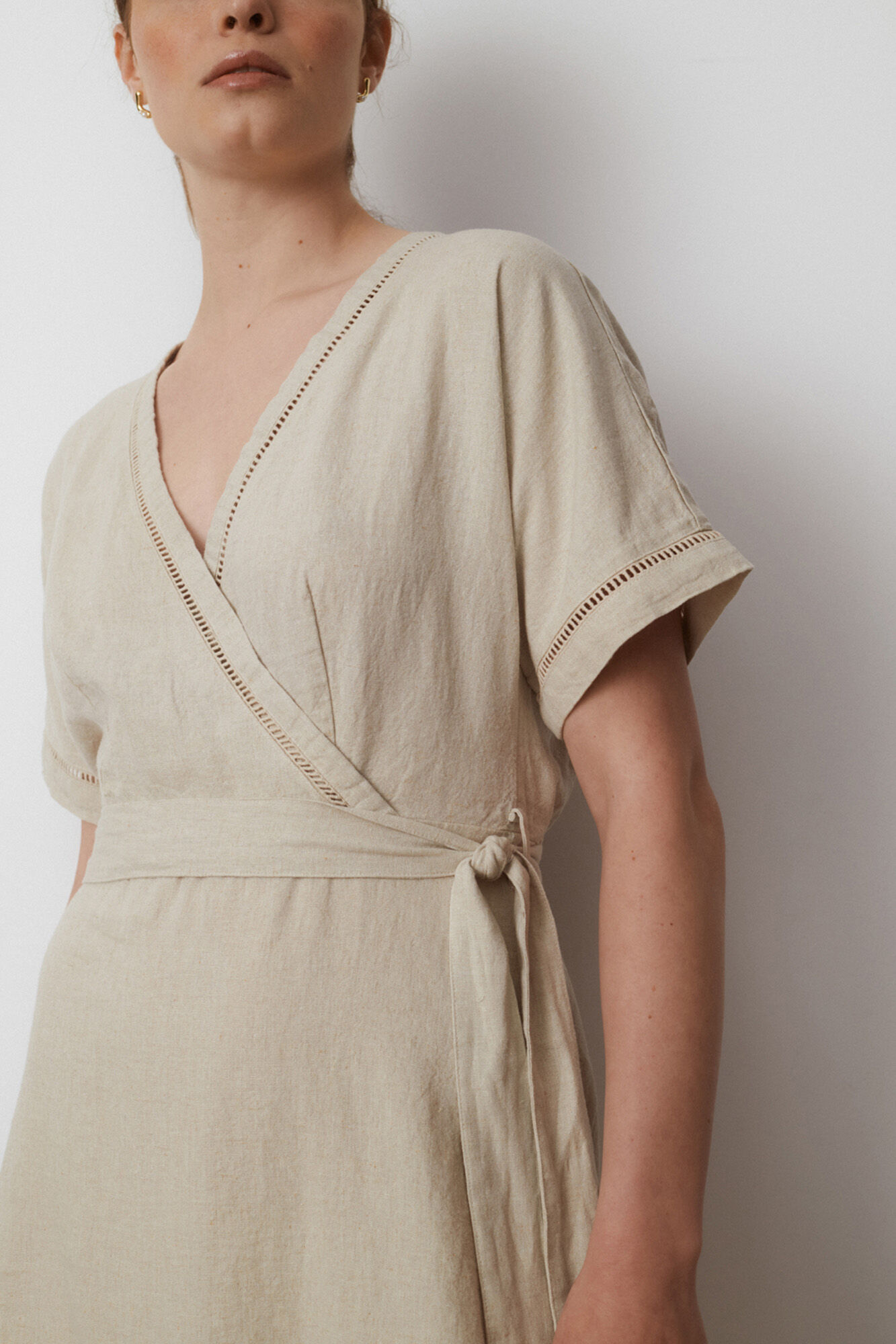 Vila Vestido curto de linho com cinto com la&ccedil;ada