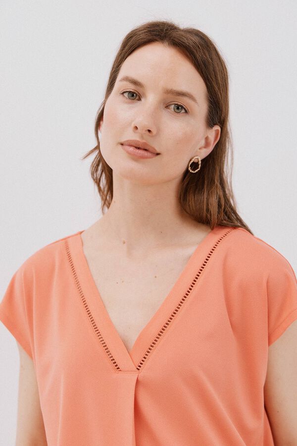 Cortefiel Camiseta pico con detalle puntilla Coral