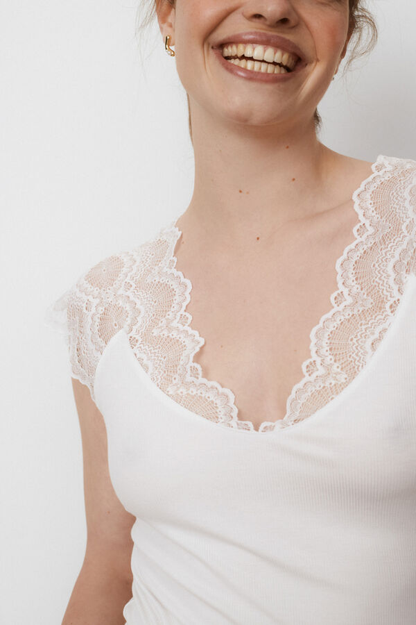 Vila Camiseta canal&eacute; con encaje Blanco