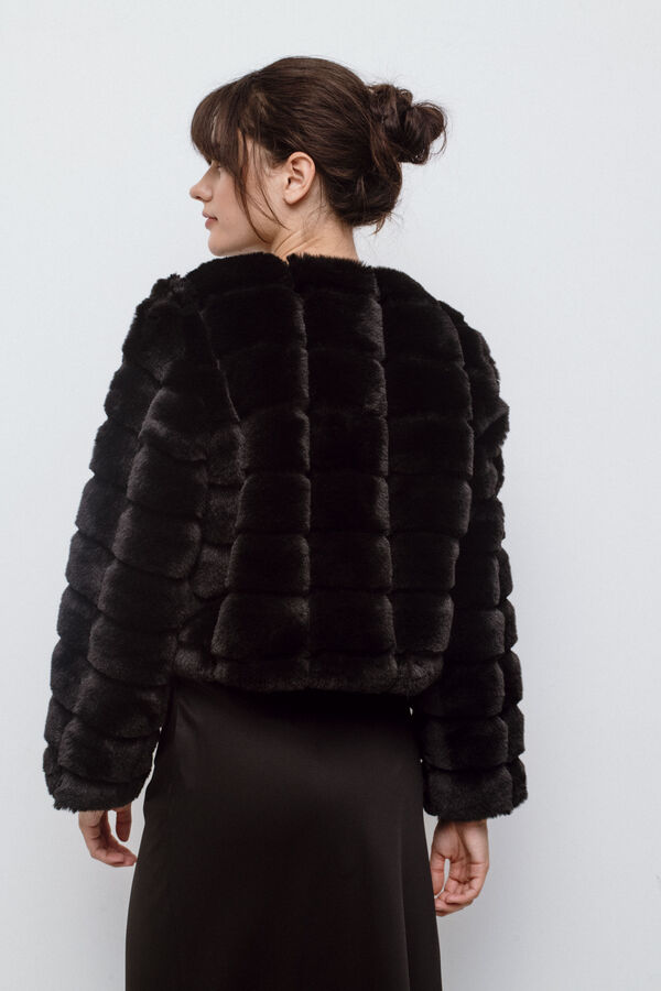 Vila Abrigo pelo sint&eacute;tico Negro