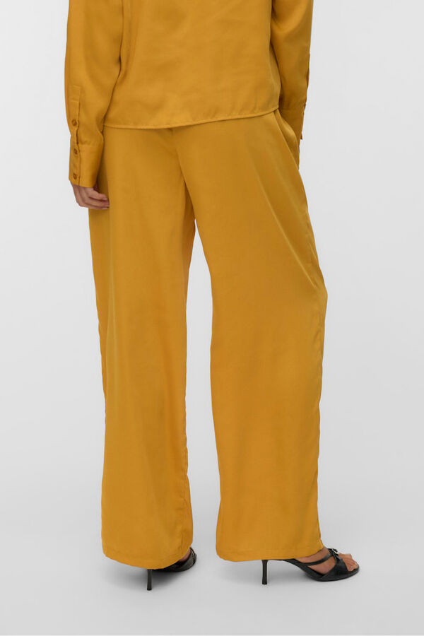 Vero Moda Pantal&oacute;n largo satinado Amarillo