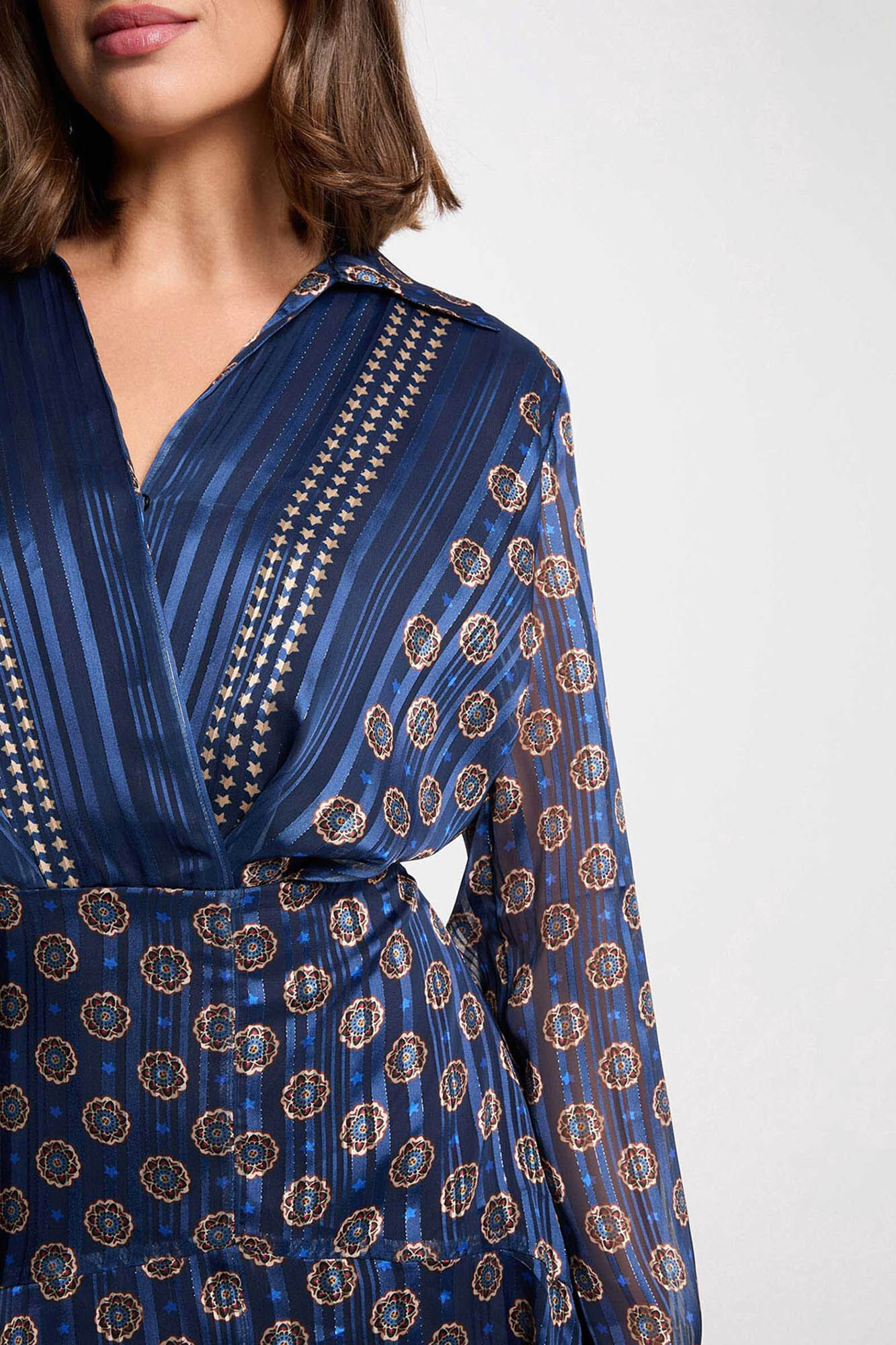 Morgan Vestido esvoa&ccedil;ante com gola em V