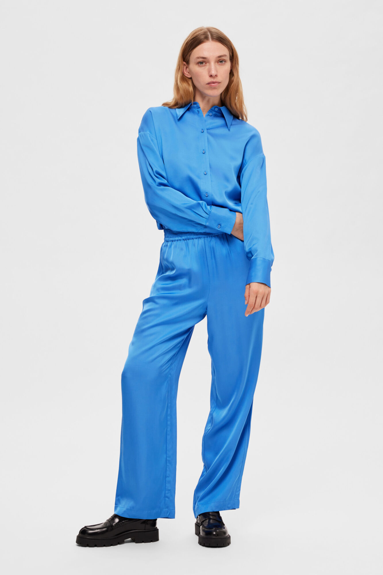 Selected Femme Pantal&oacute;n holgado satinado confeccionado con Lenzing ECOVERO