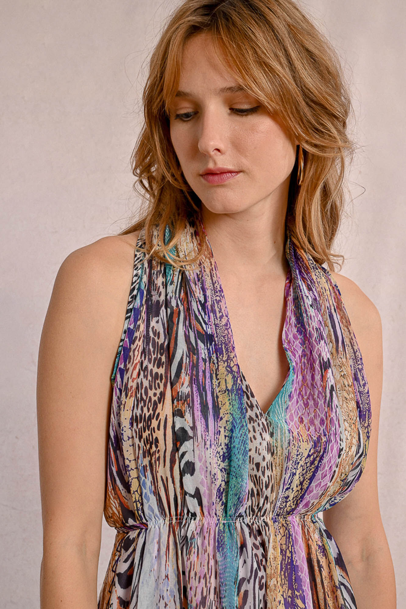 Molly Bracken Vestido corto con escote halter asim&eacute;trico con estampado