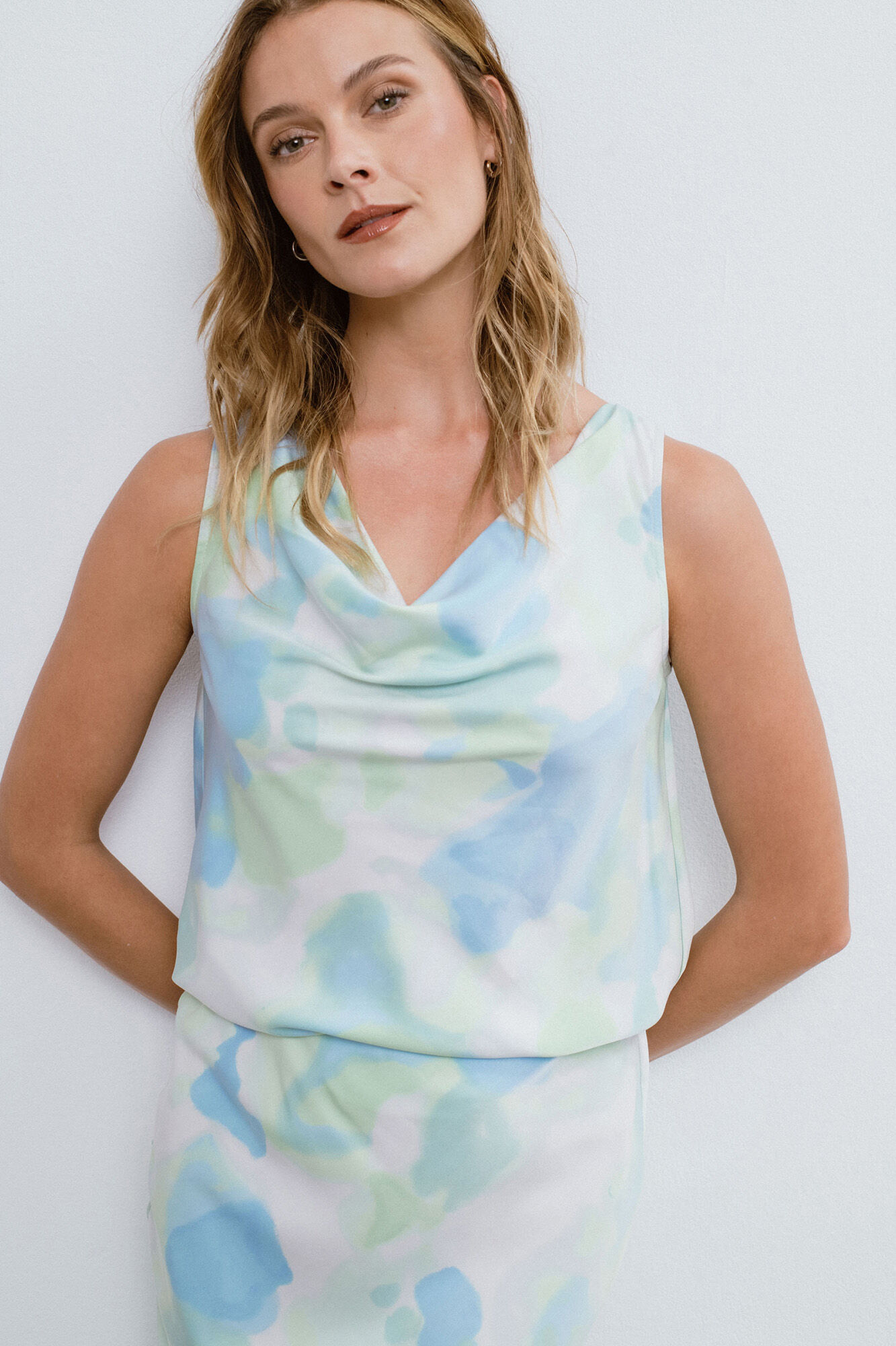 Vila Top satinado escote waterfall con viscosa