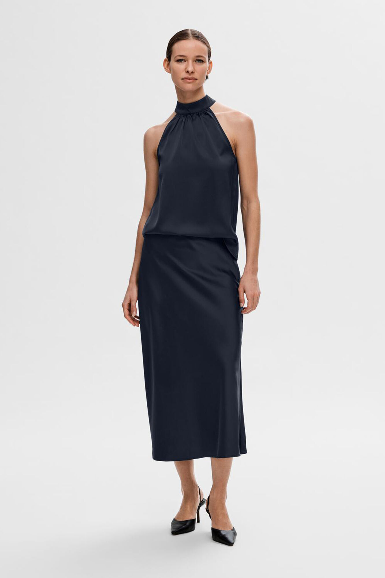 Selected Femme Falda Midi satinada confeccionada con materiales reciclados.