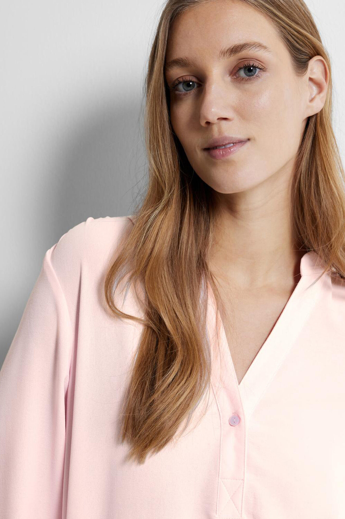 Selected Femme Blusa fluida con cuello de pico confeccionada con materiales reciclados