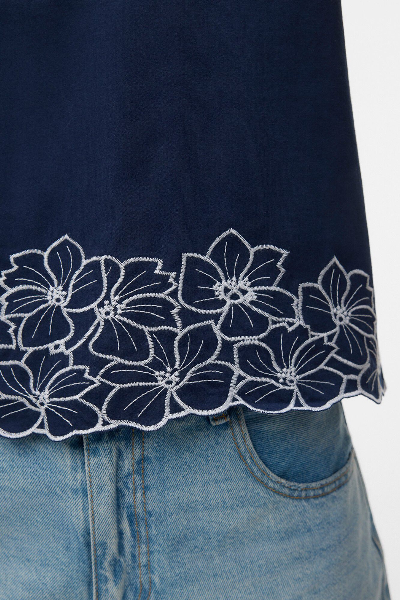 Vero Moda T-shirt b&aacute;sica com detalhe estampado na parte de baixo