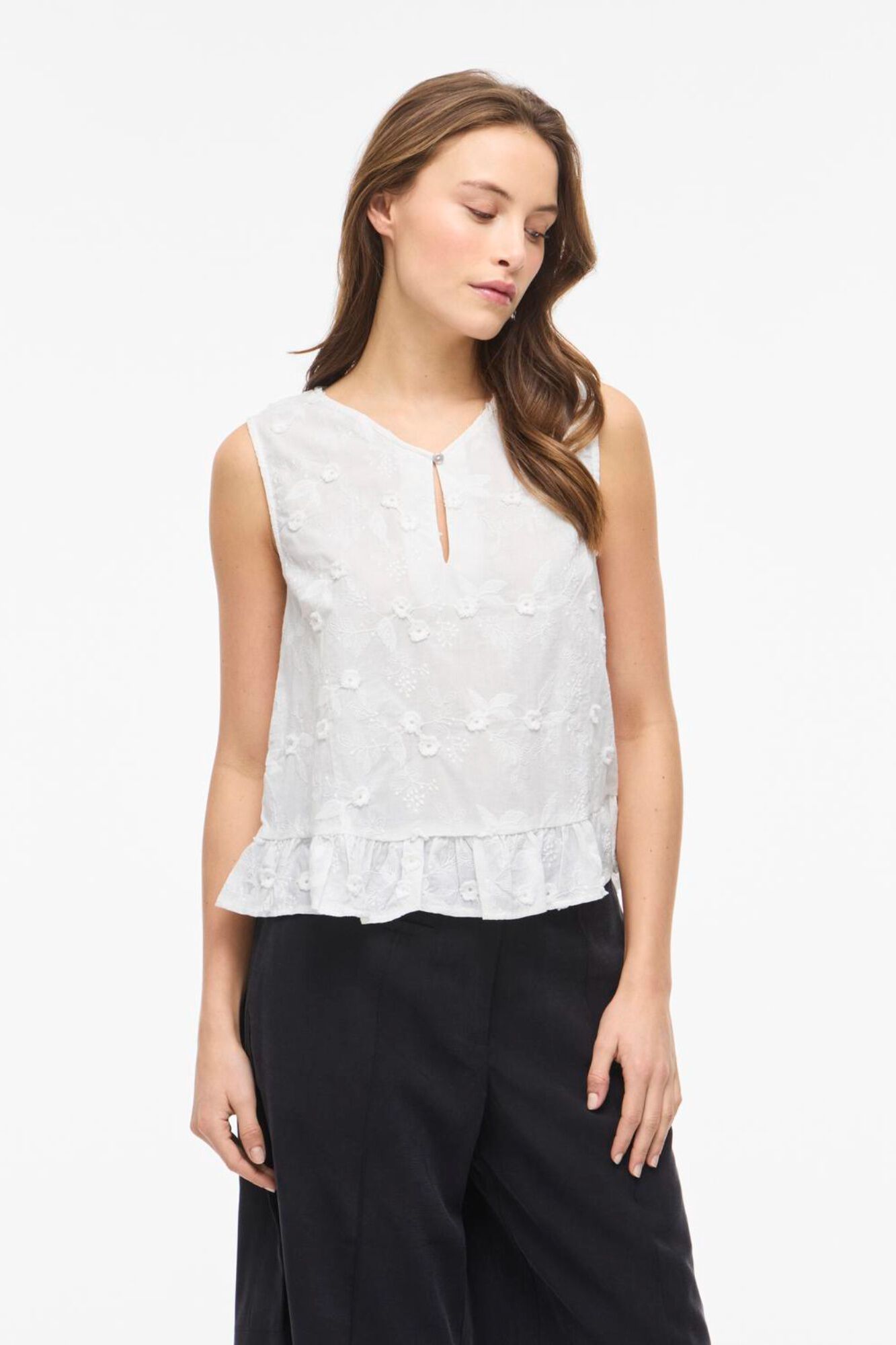 Vila Blusa em algod&atilde;o org&acirc;nico com flores bordadas