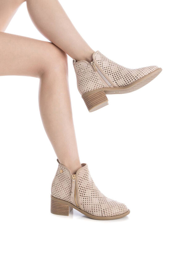 XTI Bot&iacute;n tac&oacute;n antelina troquelado Beige