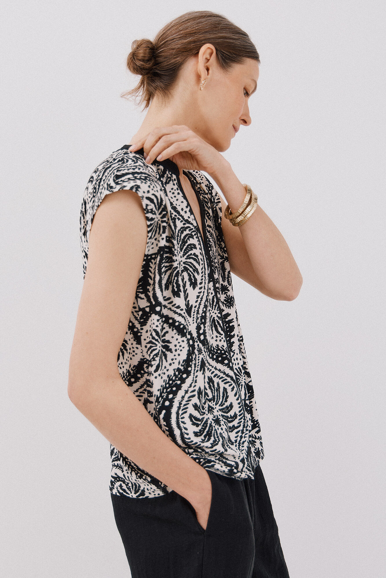 Cortefiel Camiseta b&aacute;sica sin magnas cuello mao