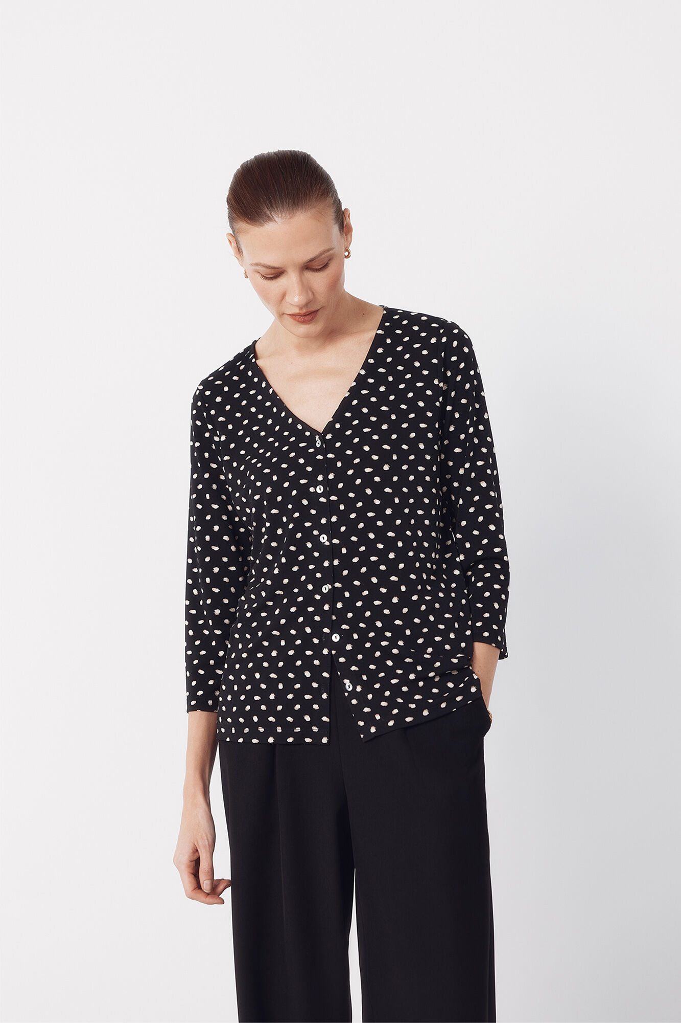 Cortefiel Blusa com decote em v e bot&otilde;es.