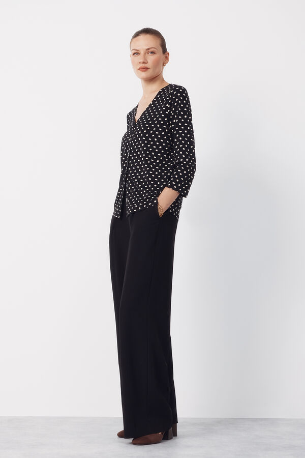 Cortefiel Blusa com decote em v e bot&otilde;es. Cinzento