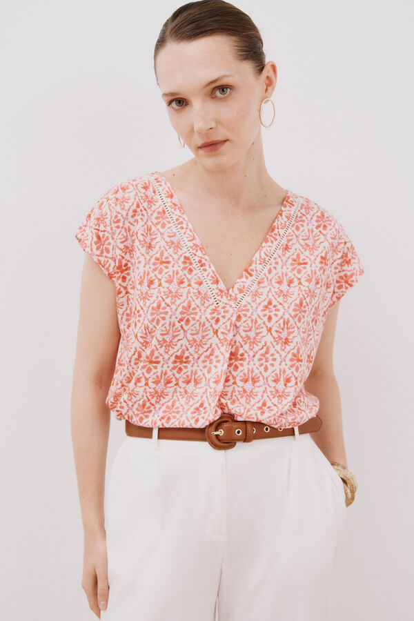 Cortefiel Camiseta pico con detalle puntilla Estampado gris