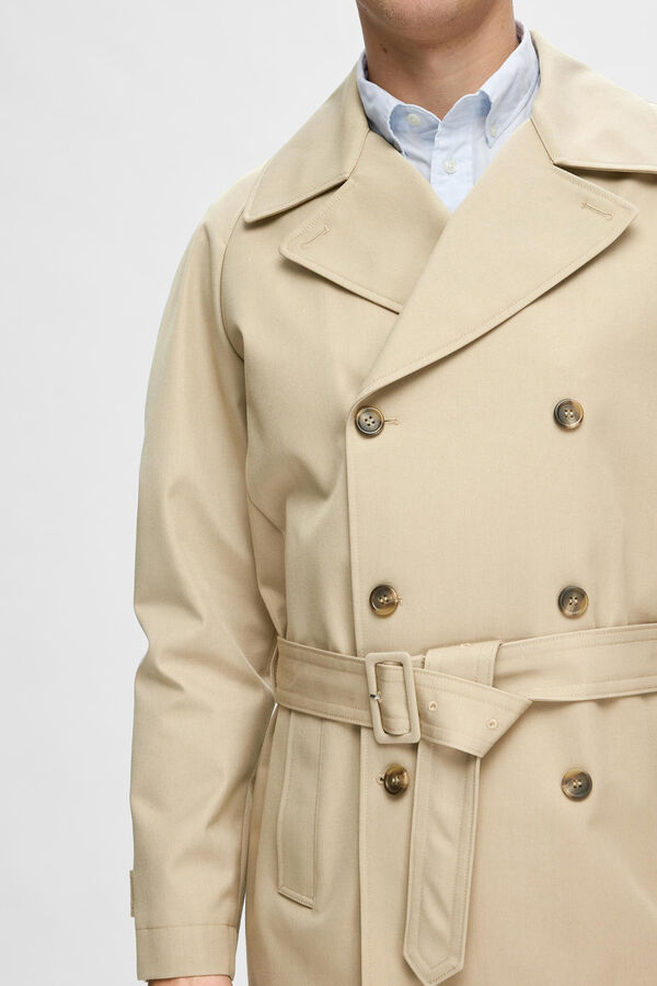 Selected Gabardina cl&aacute;sica con solapas y cintur&oacute;n confeccionada con materiales reciclados Marr&oacute;n