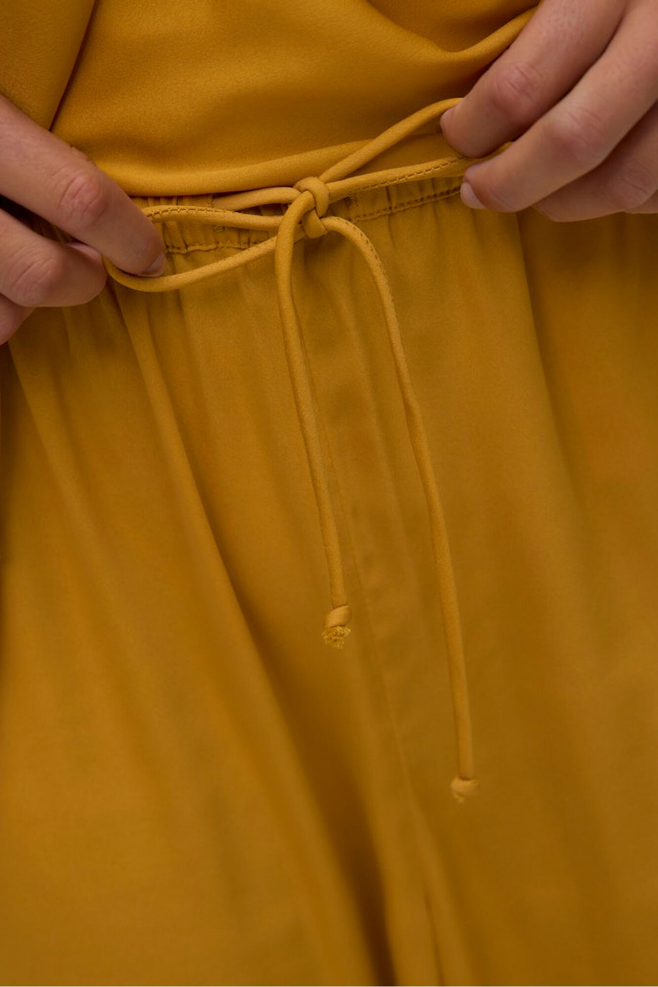 Vero Moda Pantal&oacute;n largo satinado