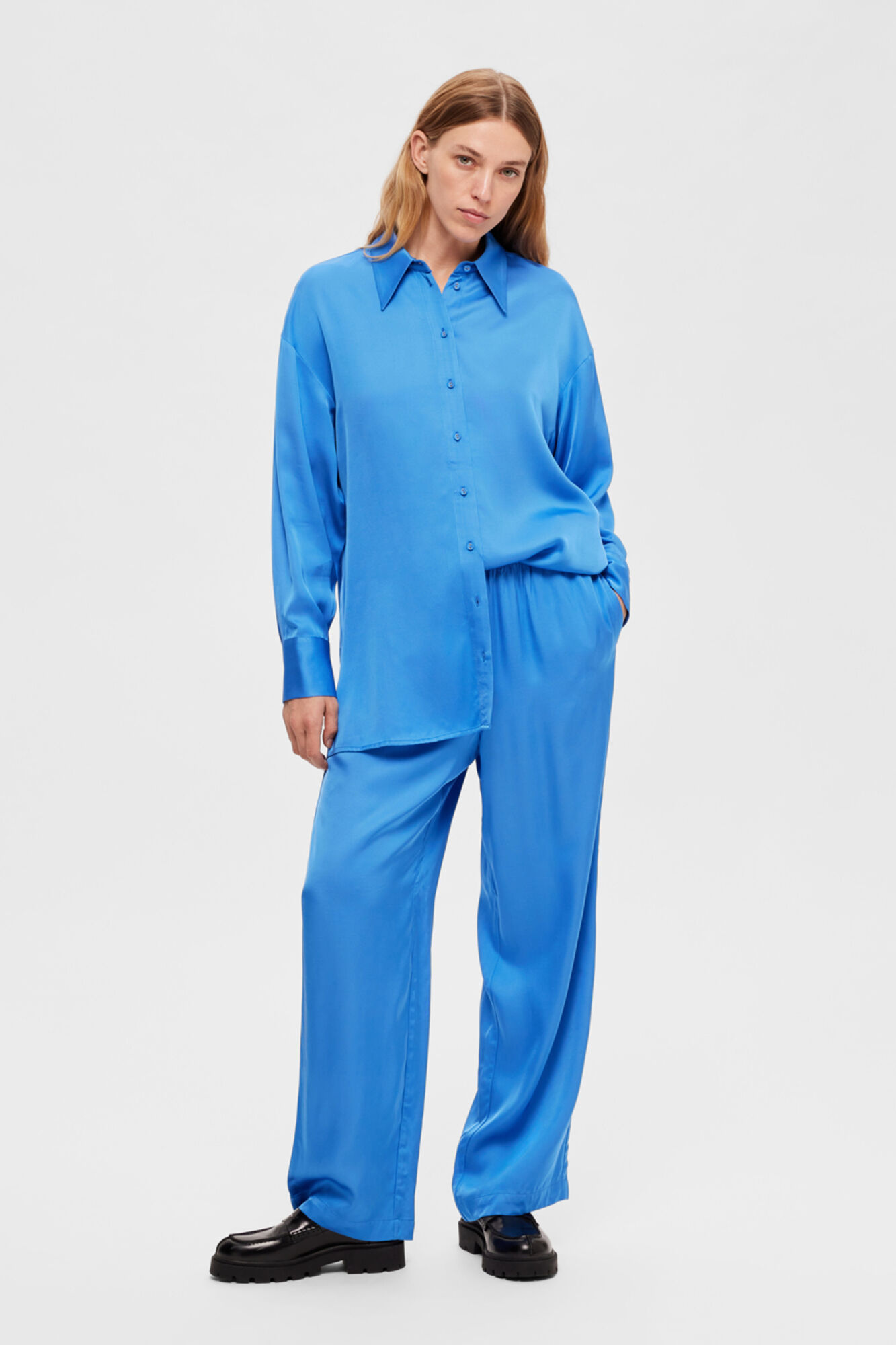 Selected Femme Camisa folgada acetinada confecionada com Lenzing ECOVERO.