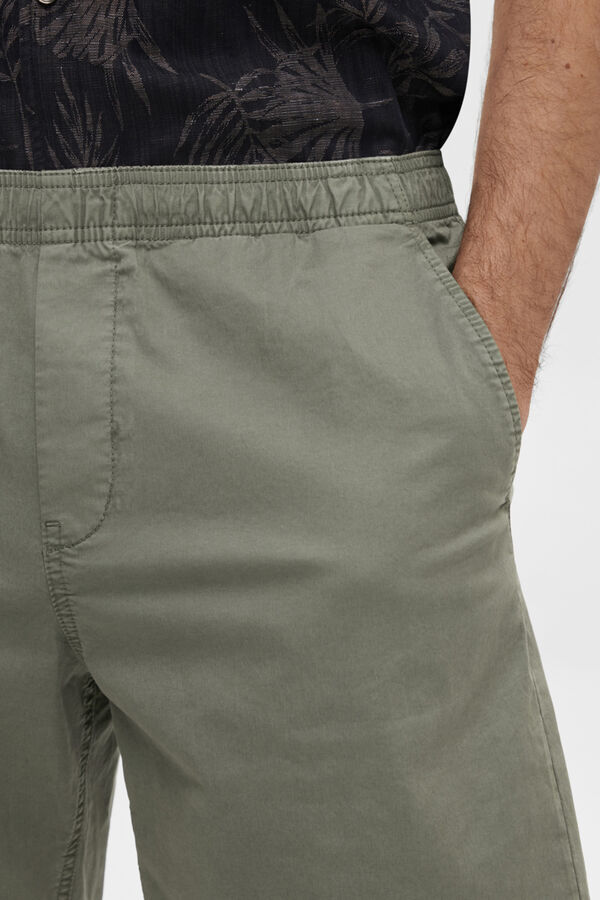 Cortefiel Calças curtas chino com cintura elástica de algodão reciclado. Verde
