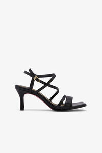 Cupl&eacute; Sand&aacute;lia preta com salto