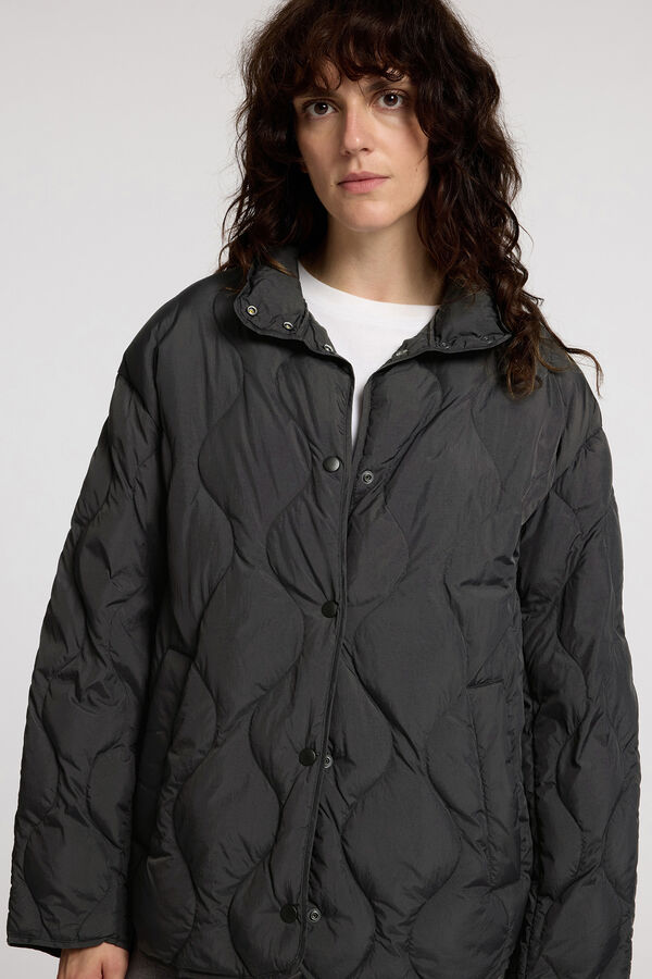 Selected Femme Casaco curto acolchoado de gola alta confeccionado com materiais reciclados. Preto