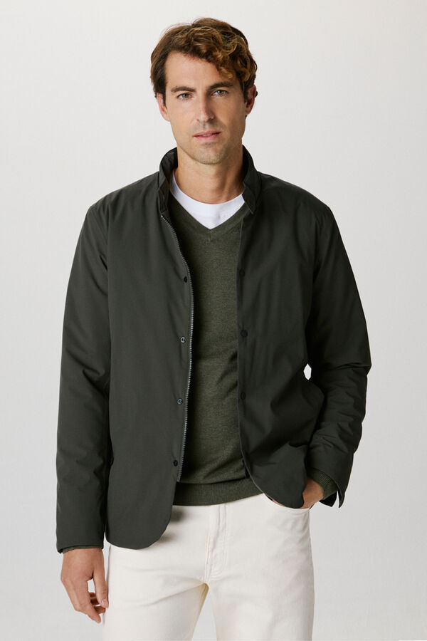 Selected Chaqueta técnica resistente al agua y al viento confeccionada con materiales reciclados. Gris oscuro